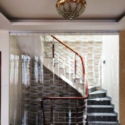 Rèm ngăn điều hòa trắng trong được sử dụng ở cầu thang