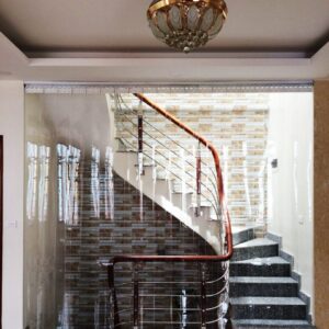 Rèm ngăn điều hòa trắng trong được sử dụng ở cầu thang