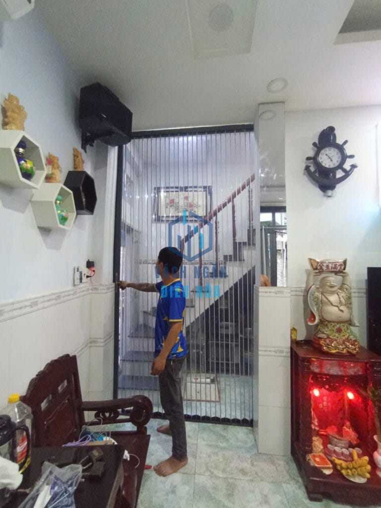 Cửa xếp lá nhựa Polycarbonate hệ V8