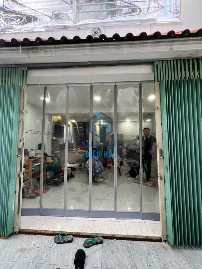 Rèm lá nhựa thả viền nam châm