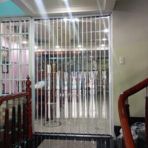 Vách ngăn nhựa trong suốt lắp ở cửa ra vào