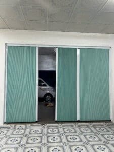 Cửa rèm tổ ong hệ ray xích nối xanh viền trắng