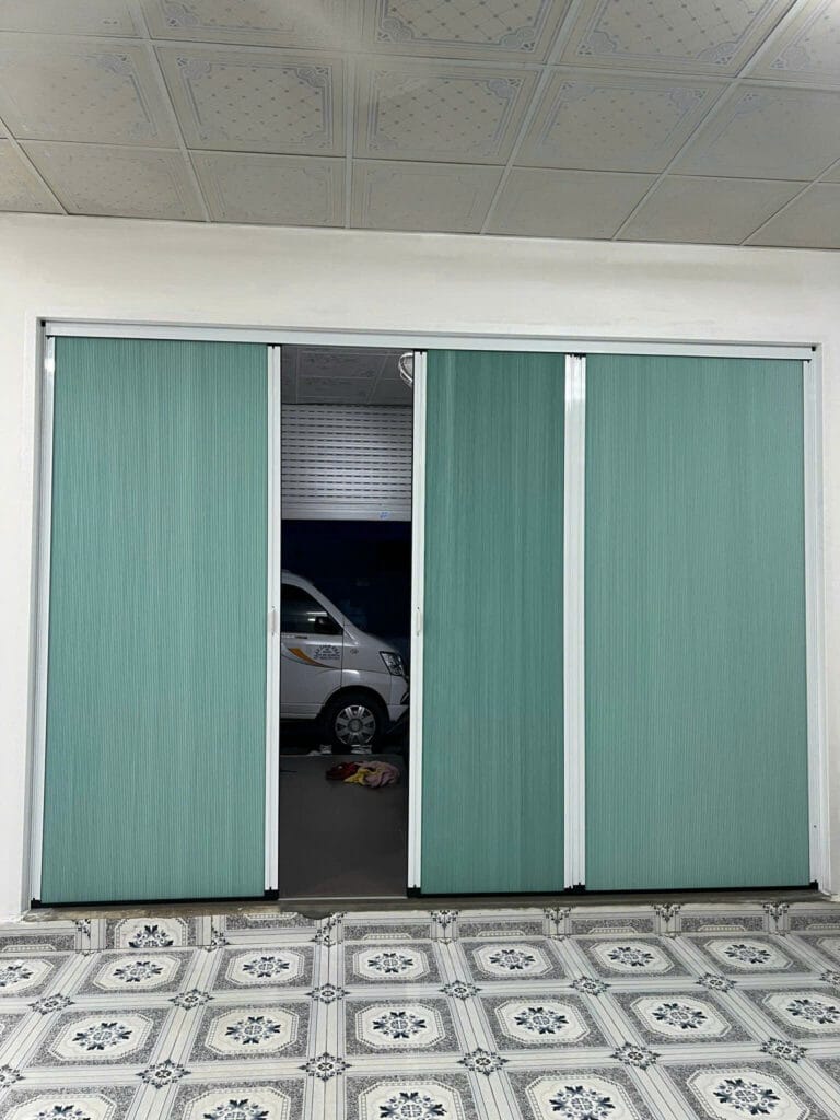 Cửa rèm tổ ong hệ ray xích nối xanh viền trắng