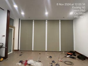 Cửa rèm tổ ong hệ ray xích nối khung trắng