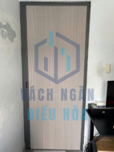 Cửa tổ ong vách nâu, viền xám