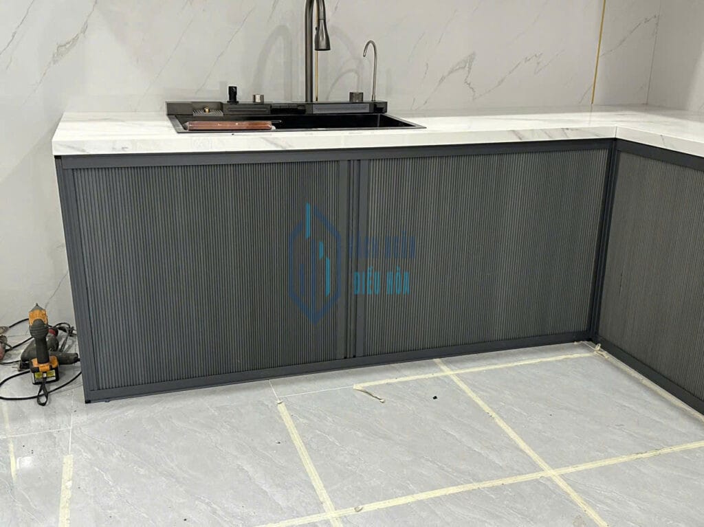 Vách ngăn tủ bếp xám đen hiện đại