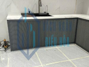 Vách ngăn tủ bếp xám đen hiện đại