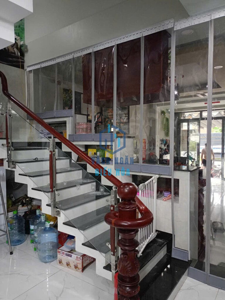 Rèm ngăn lạnh PVC trong suốt viền nam châm