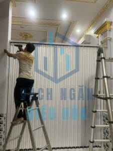 quy trình lắp đặt và thi công vách ngăn phòng khách hiện đại