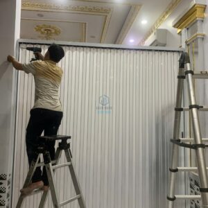 quy trình lắp đặt và thi công vách ngăn phòng khách hiện đại