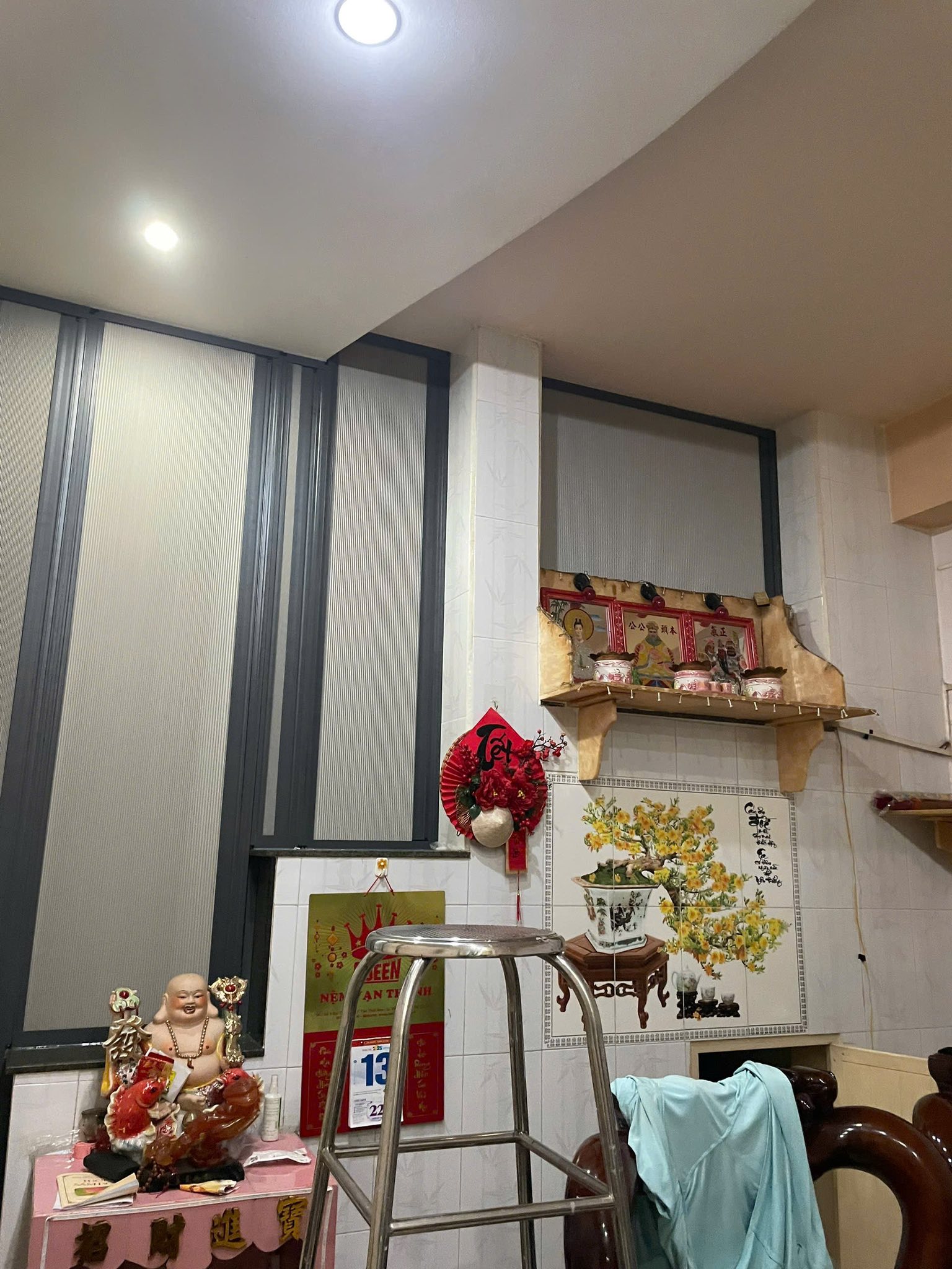 Thao tác kéo mở vách ngăn tổ ong hệ 27 một cách dễ dàng