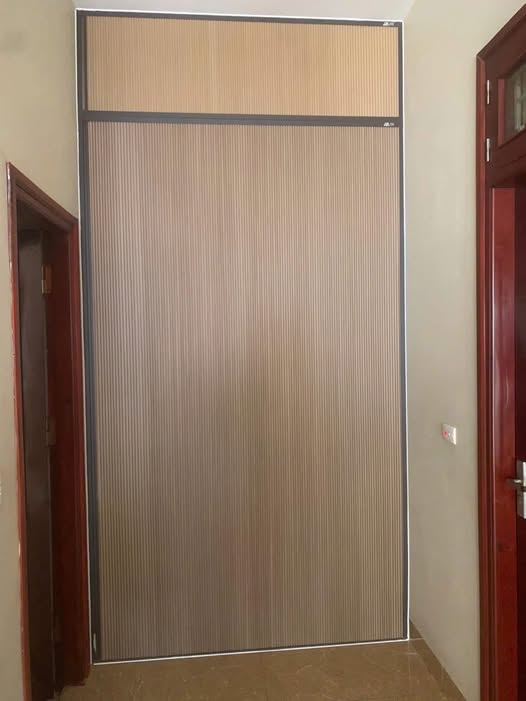 Vách ngăn tổ ong hệ 27 màu trắng sứ lắp đặt cho cửa sổ phòng ngủ