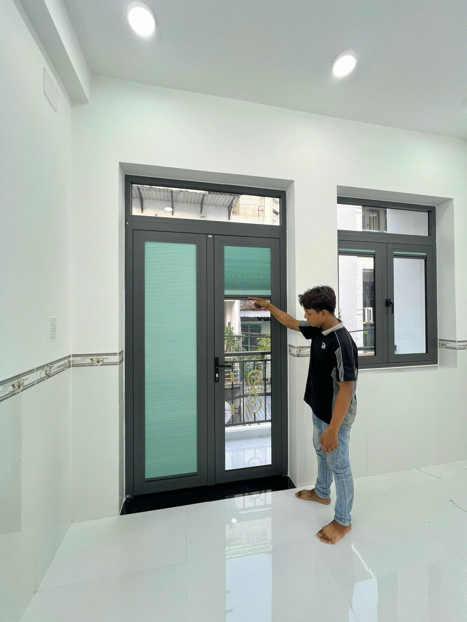 Cận cảnh rèm chống nắng tổ ong lắp đặt gọn gàng trên khung kính.