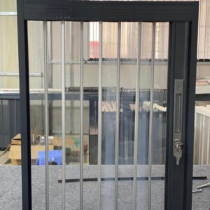 Cận cảnh chất liệu tấm nhựa PVC trong suốt và hệ thống ray trượt của rèm ngăn lạnh.