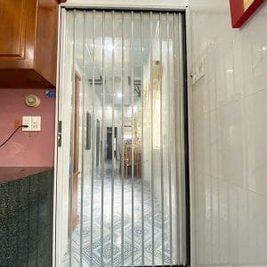 Rèm nhựa PVC kéo xếp đang được kéo gọn lại một cách linh hoạt, tiện lợi.