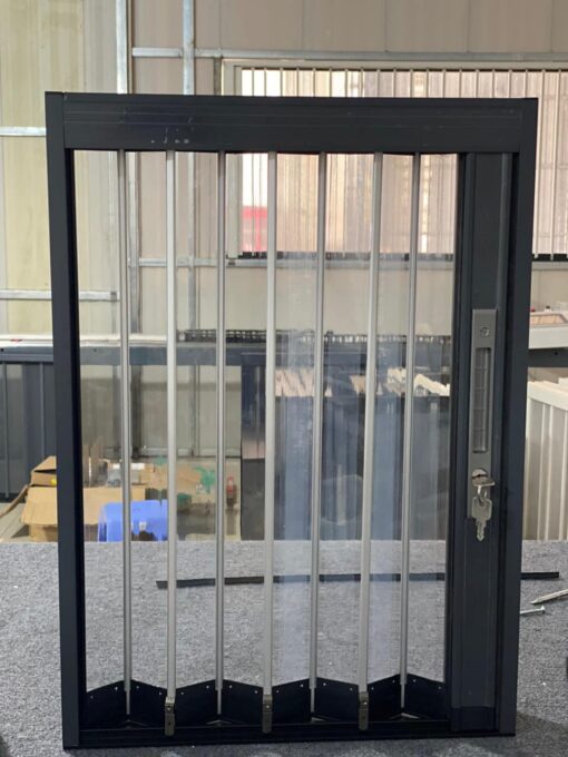 Cận cảnh chất liệu tấm nhựa PVC trong suốt và hệ thống ray trượt của rèm ngăn lạnh.