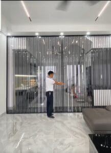 Lắp đặt hoàn thiện rèm nhựa PVC kéo xếp cho không gian nhà ở hiện đại.