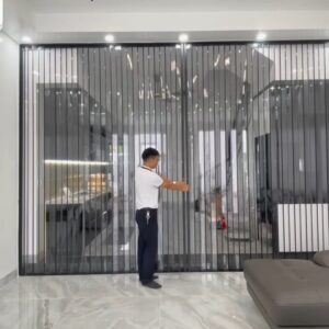 Lắp đặt hoàn thiện rèm nhựa PVC kéo xếp cho không gian nhà ở hiện đại.