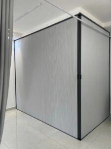 Rèm vách ngăn tổ ong cho cửa hàng thời trang bắt mắt