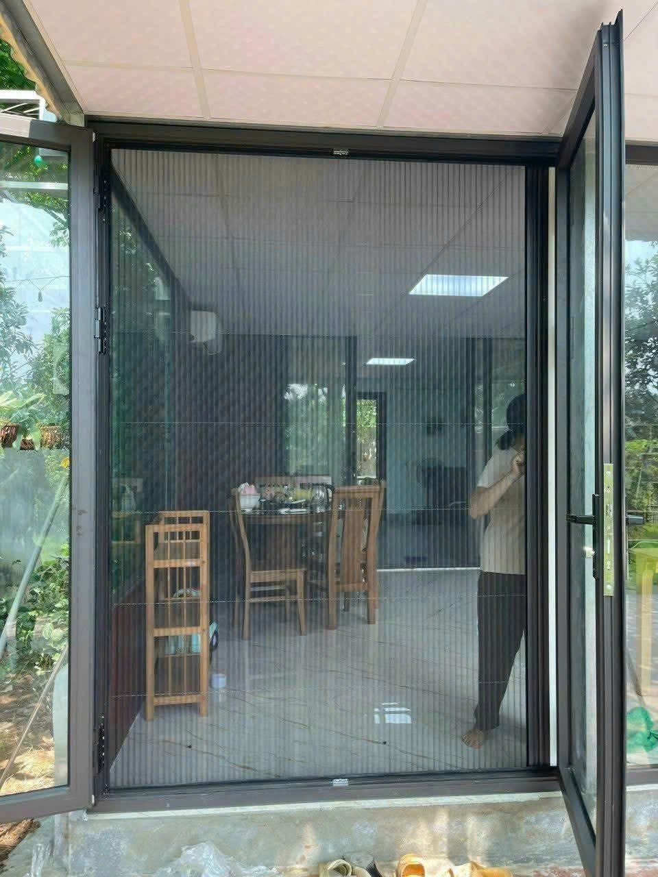 Cửa lưới chống muỗi giúp không gian thông thoáng, đón gió tự nhiên, giảm nhu cầu sử dụng điều hòa và tiết kiệm điện.