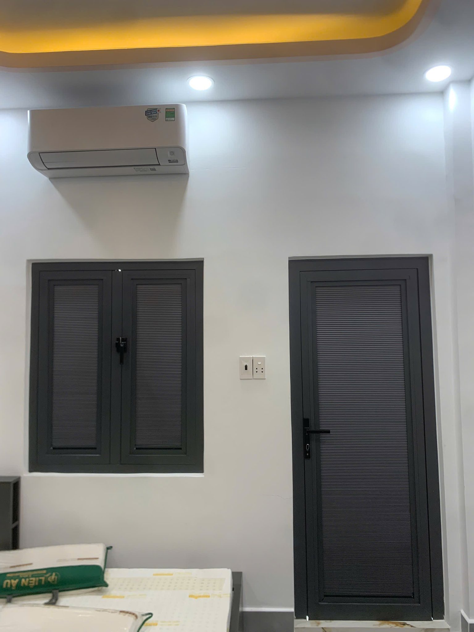 Rèm chống nắng tổ ong giữ phòng người lớn tuổi luôn mát mẻ, ổn định.