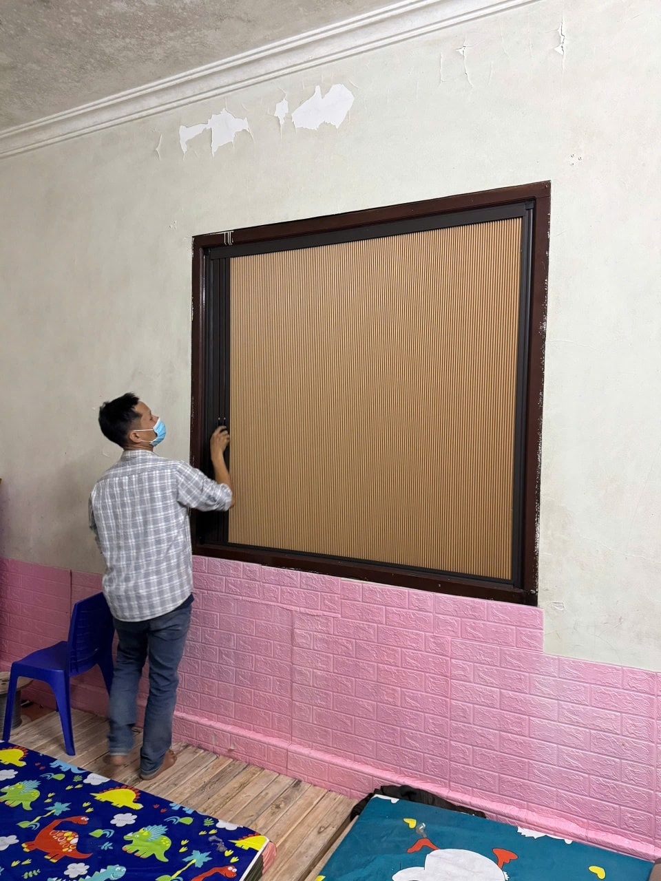 Rèm chống nắng tổ ong màu trắng lắp trong phòng khách an toàn cho gia đình.