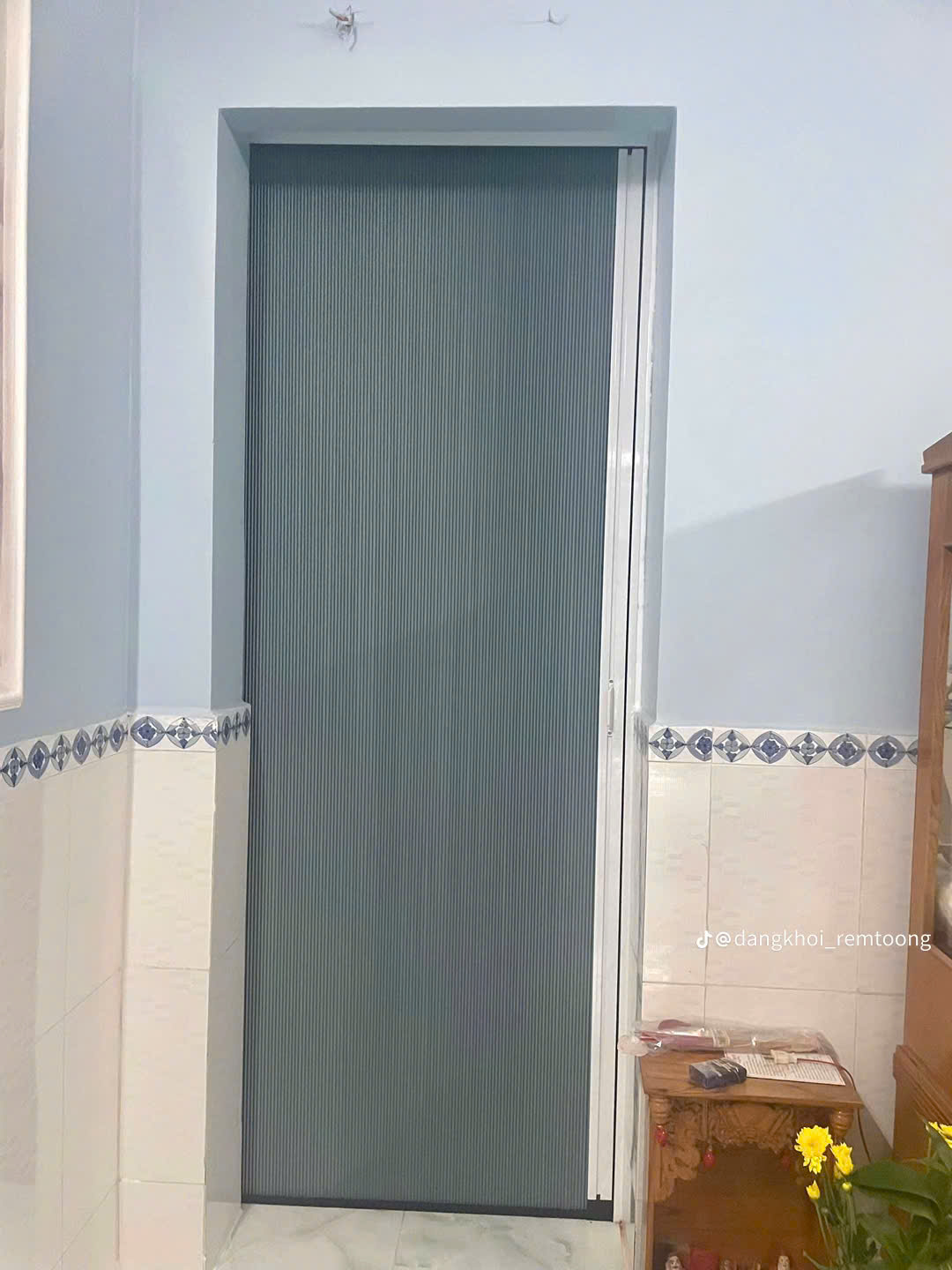 Rèm kéo tổ ong lắp đặt tại cửa kính cao, ngăn cách không gian phòng khách với bên ngoài.