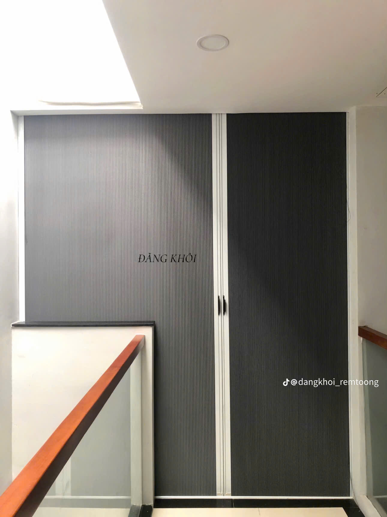Rèm kéo tổ ong được kéo gọn lên, cho thấy không gian thoáng đãng và cửa kính đón sáng.
