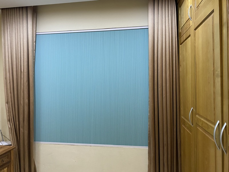 Rèm tổ ong ngăn phòng lắp kết hợp rèm vải trong phòng ngủ