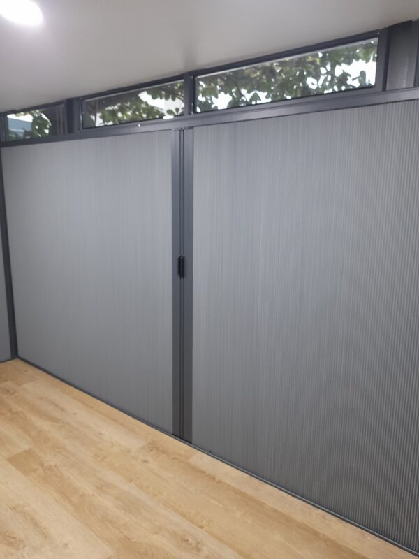 Rèm tổ ong ngăn phòng màu ghi lắp đặt thực tế trong không gian kín