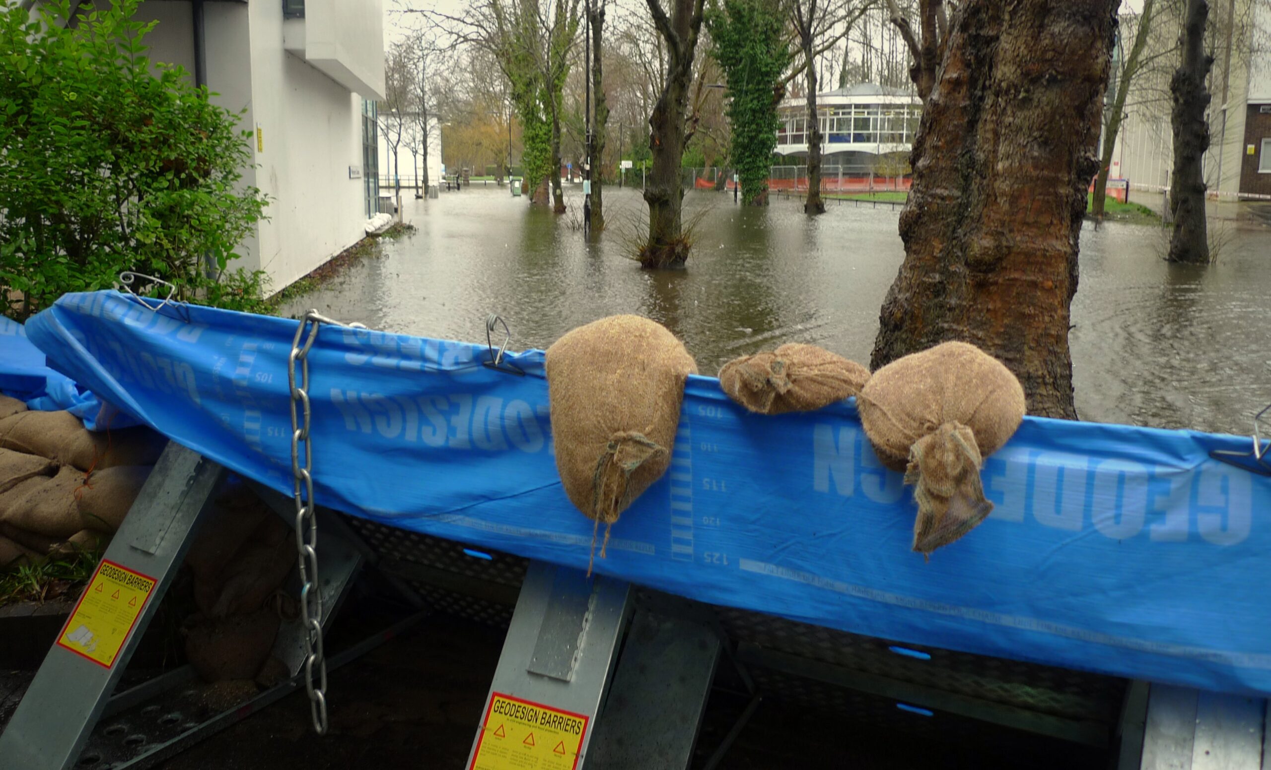 báo giá cửa chống ngập nước phụ thuộc loại chặn cửa chống ngập và chiều cao chắn