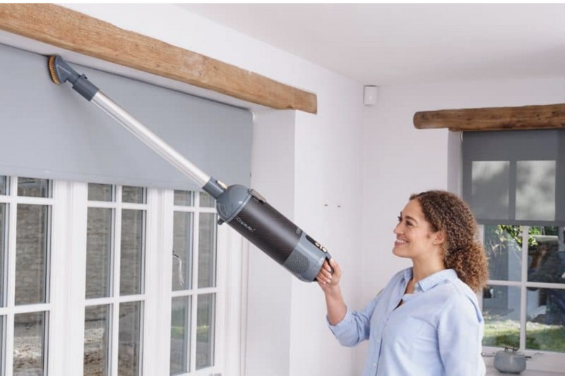 Hút bụi rèm kéo tổ ong bằng đầu hút có chổi mềm để làm sạch nếp gấp