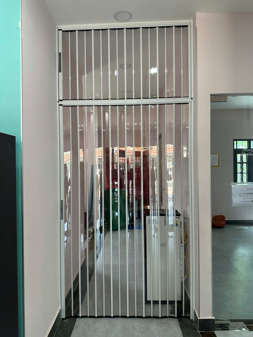 Cửa nhựa trong suốt Polycarbonat - Ảnh 2